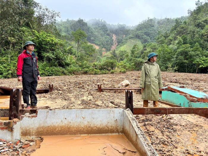 Chinh quyen dia phuong da di bo hon 15km duong rung de tiep can, mang theo gao, mi tom, ca kho, chan men, ao am va cac nhu yeu pham ho tro nguoi dan thon Ateep va thon Dang. Anh: Briu Quan