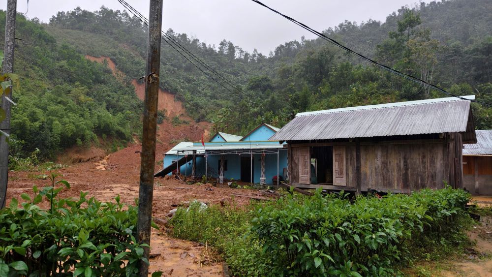 Ngoi lang bien gioi Da Nang tan hoang sau tran lu quet. Anh: Briu Quan