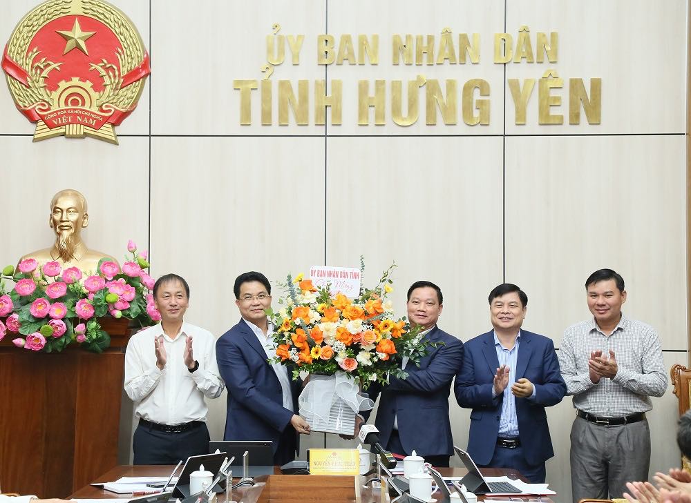 Leaders of Hung Yen Provincial People's Committee presented flowers to congratulate Mr. Le Quang Hoa. Photo: Hung Yen Provincial Portal