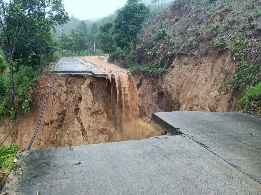 Duong DH83 thuoc thon Ta Vinh, vao trung tam xa Son Tay Ha bi gay doi do sat lo khien giao thong bi chia cat, doi song nguoi dan gap nhieu kho khan. Anh: UBND xa Son Tay Ha