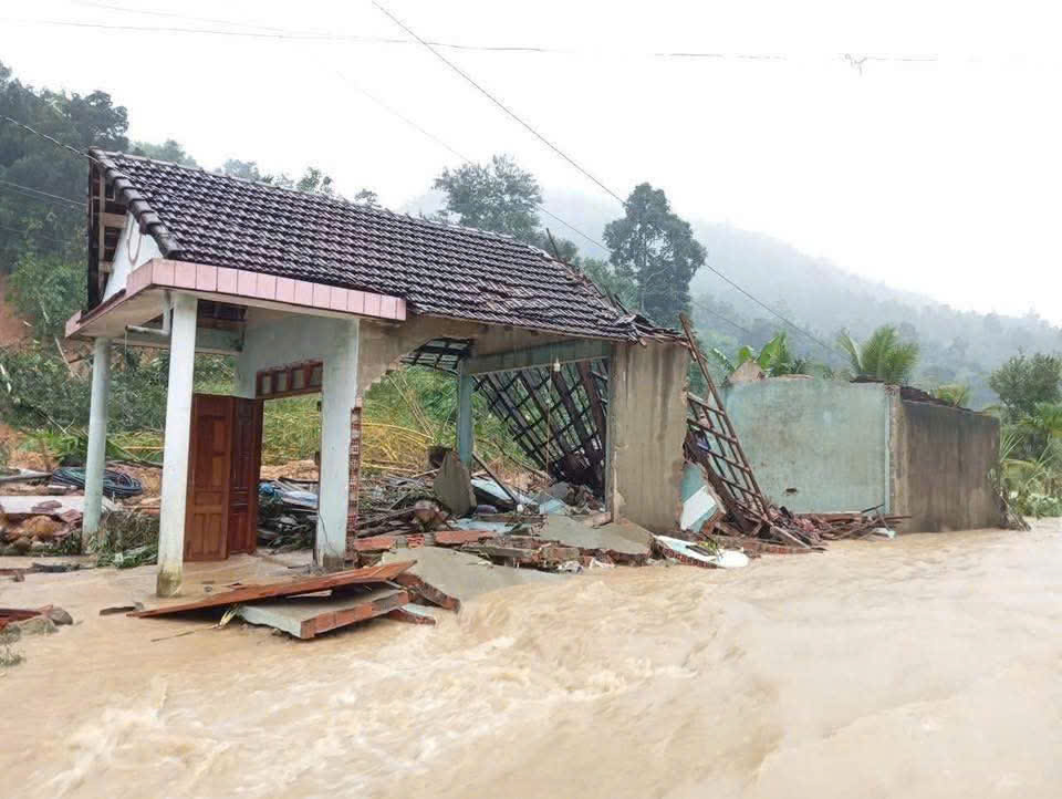 Floods in Quang Ngai caused 23 houses to collapse completely, 93 houses to be damaged and more than 5,440 houses to be deeply submerged in water. Photo: Vien Nguyen