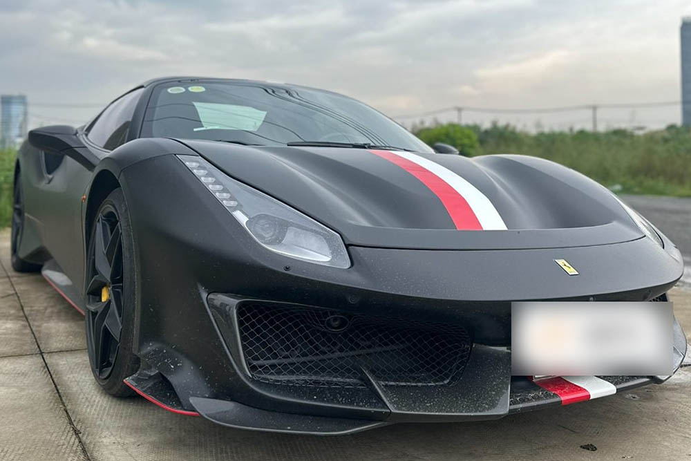 El Ferrari 488 Pista Spider negro mate con rayas rojas y blancas aparecio en las calles de Ciudad Ho Chi Minh atrayendo la atencion de los amantes de los coches. Foto: Phong Diep
