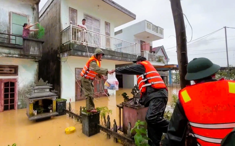 The Army forces transport food and provisions to people in isolated and isolated areas. Photo: Truong An