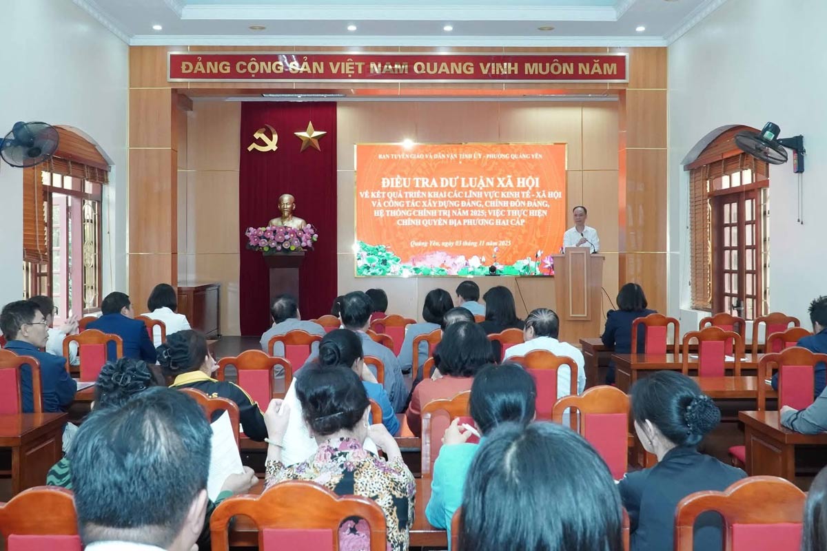クアンニン省党委員会宣伝・大衆動員局はクアンエン区党委員会と連携し、社会経済分野の実施結果について世論を調査する会議を開催した。写真：クアンエン区情報ポータル