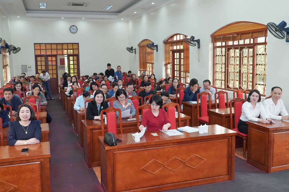 Quang canh hoi nghi. Anh: Cong TTDT phuong Quang Yen