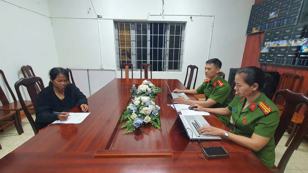 Đối tượng Nguyễn Thị Lê khai nhận việc ném con xuống giếng khiến cháu bé tử vong. Ảnh: Công an cung cấp