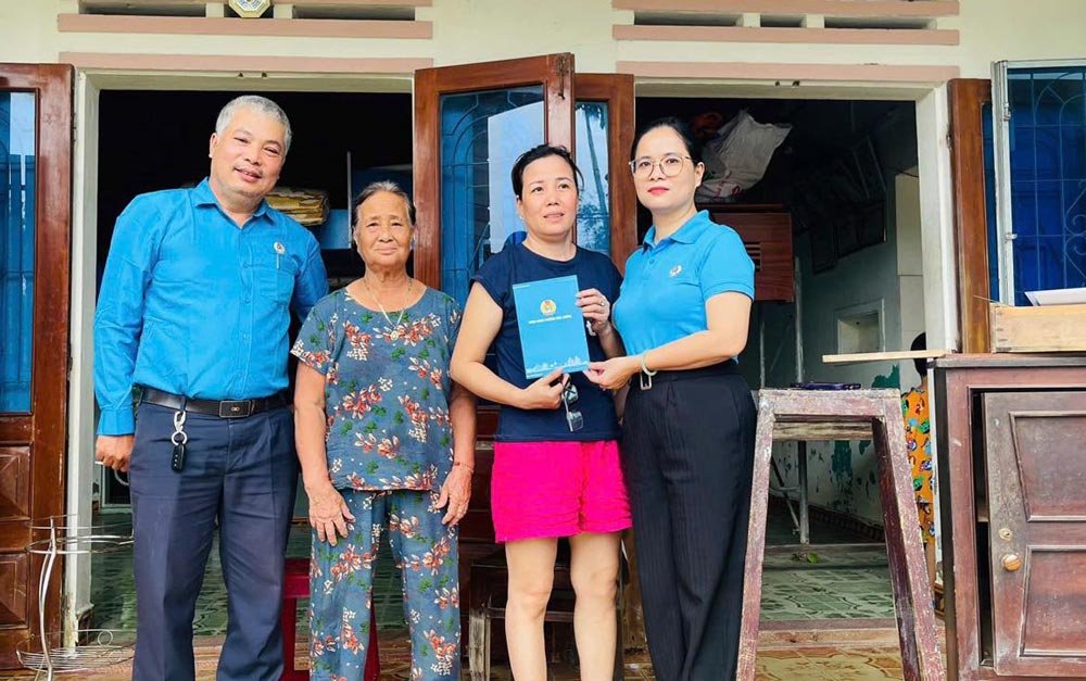 El Sindicato del barrio de Hoa Cuong de Da Nang visita y apoya a los miembros del sindicato afectados por las inundaciones. Foto: Sindicato de Hoa Cuong.