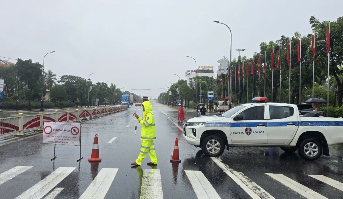 Luc luong CSGT TP Hue lap chot, ngan cac phuong tien qua diem ngap tren Quoc lo 1. Anh: CSGT TP Hue