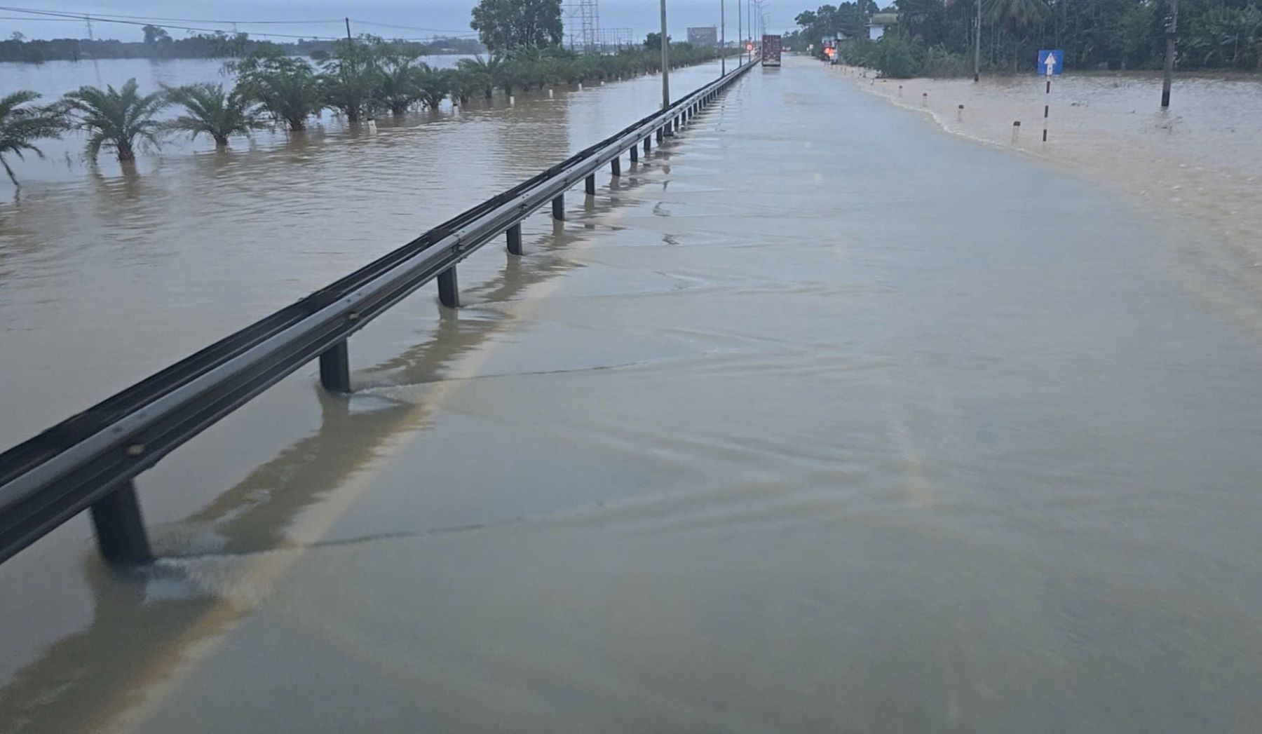 After heavy rain, National Highway 1 through Huong Tra Ward, Hue City was flooded. Photo: Hue City Traffic Police