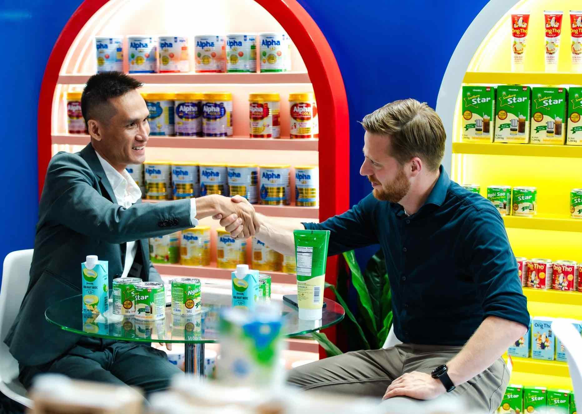 Dua san pham den 65 thi truong xuat khau luy ke cho den nay, Vinamilk da khang dinh thuong hieu sua Viet tren ban do nganh sua the gioi. Anh: Vi Nam