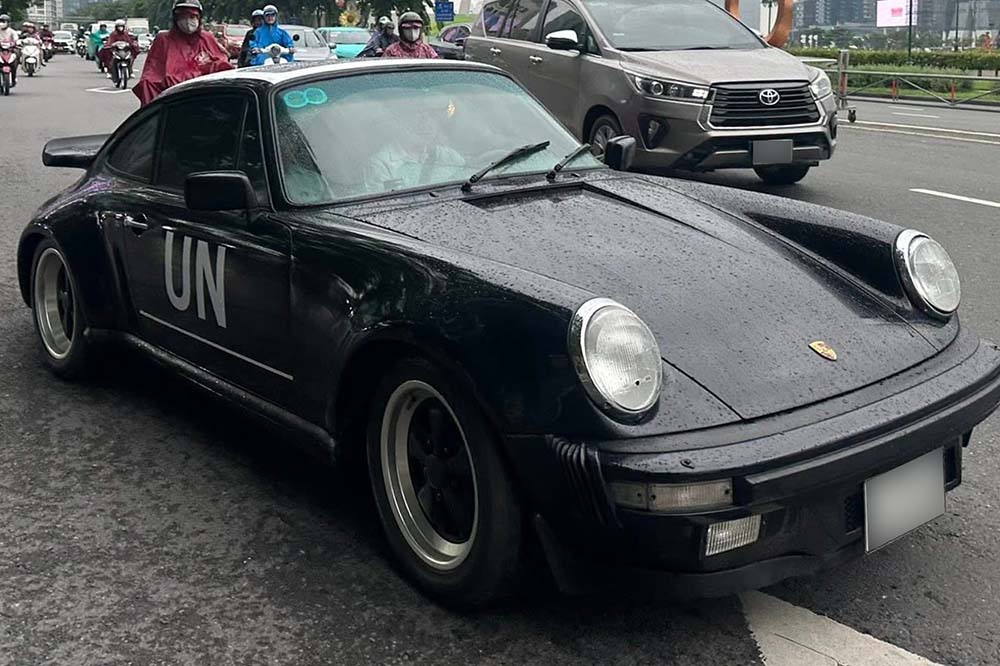 El raro Porsche 930 Turbo con exterior negro aparece en las calles de Ciudad Ho Chi Minh atrayendo la atencion de los amantes de los coches deportivos clasicos. Foto: Phong Diep