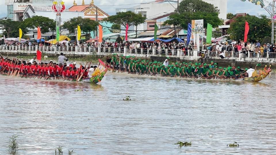 18 equipes de bateaux s'affrontent au championnat de bateaux Ngo Vinh Long 2025 avec plus de 1 000 athletes participants. Photo : Hoang Loc