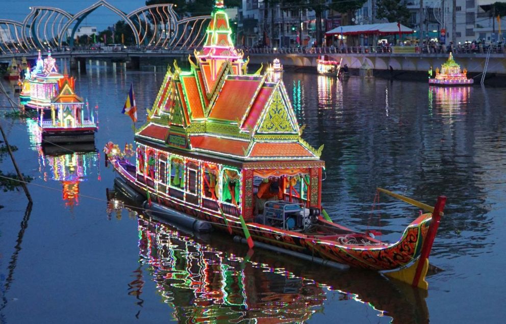 Ghe Ca Hau la thuyen doc moc dung cho cac vi cao tang, Thuong toa, Dai duc chi dao doi ghe thi dau, dong thoi cho luong thuc, nuoc uong va nhac cu phuc vu hau can trong cac cuoc dua ghe Ngo. Anh: Van Duong