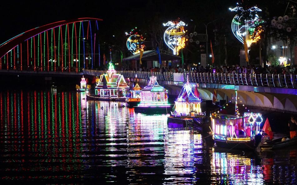 Trinh dien tha Den nuoc va ghe Ca Hau nam nay voi 20 ghe tham gia, trong do 16 ghe tha den nuoc, 04 ghe Ca Hau, day la mot trong nhung hoat dong quan trong, rat y nghia trong chuoi cac hoat dong Le hoi Ooc Om Boc - Dua ghe Ngo. Anh: Van Duong