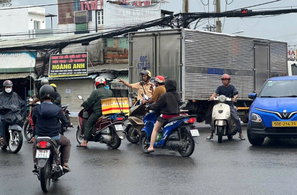 Traffic police guide and regulate traffic at the construction area of Dinh Intersection. Photo: PC08