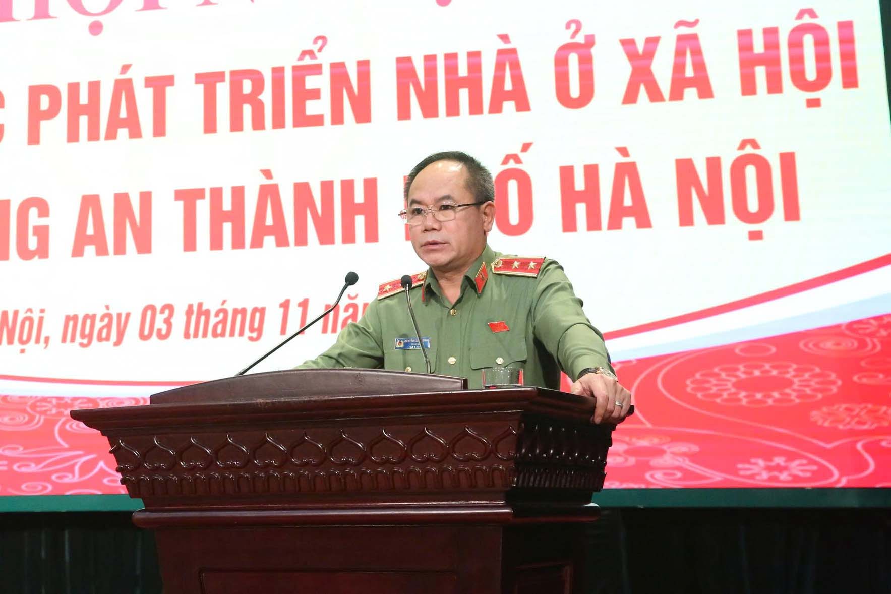 ハノイ警察長官のグエン・タイン・トゥン中将が会議で講演した。写真: ゴック・ビッチ