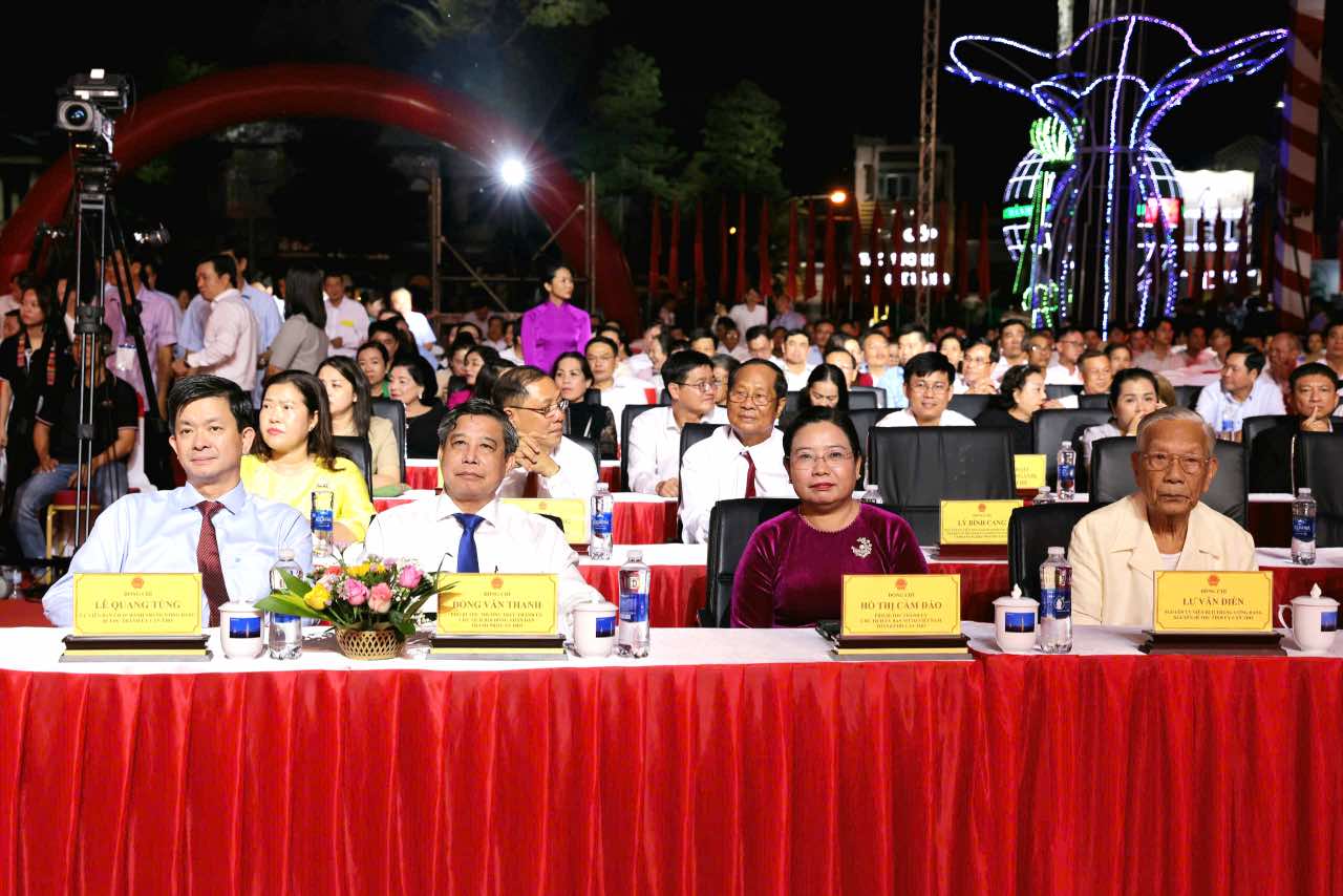 Lanh dao TP Can Tho tham du khai mac le hoi Ooc Om Boc - Dua ghe Ngo TP Can Tho nam 2025. Anh: Ban to chuc