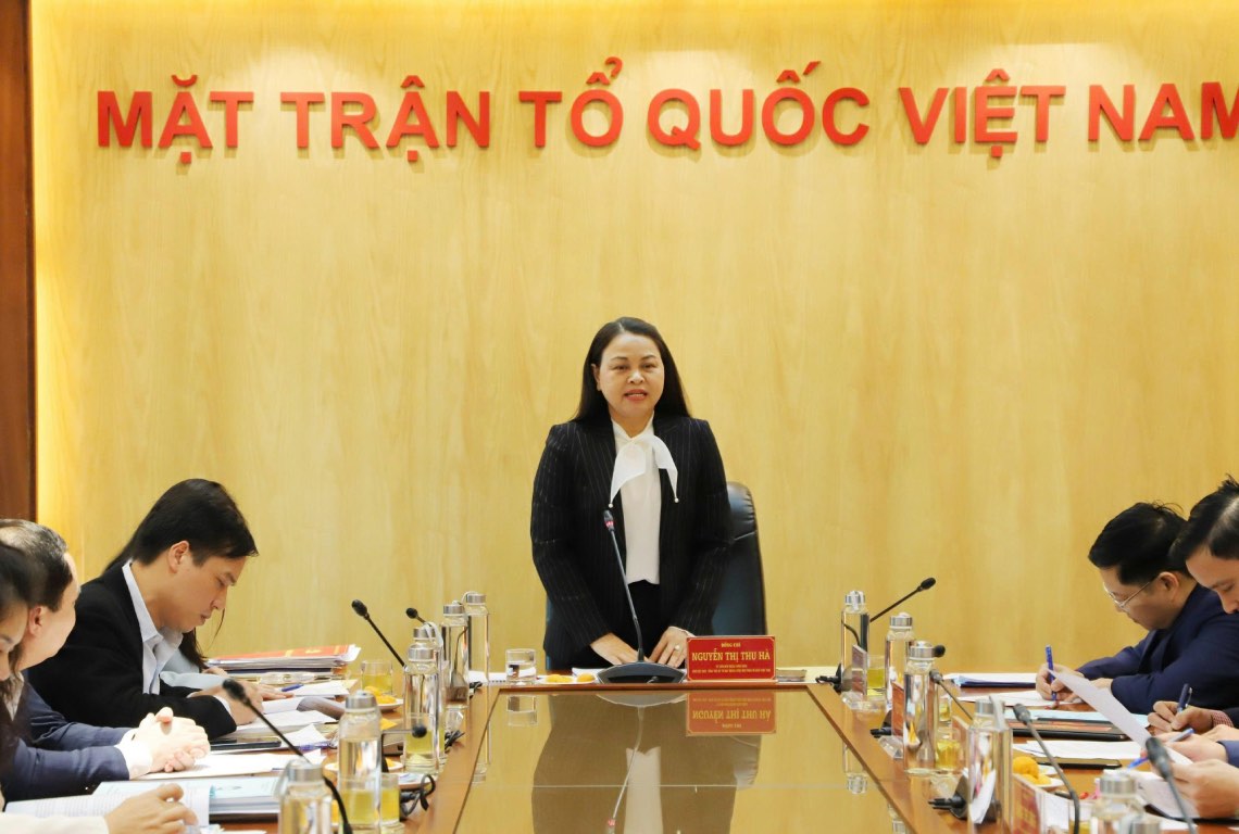 Ms. Nguyen Thi Thu Ha - Member of the Party Central Committee, Vice President - General Secretary of the Central Committee of the Vietnam Fatherland Front - spoke at the conference. Photo: Minh Hien