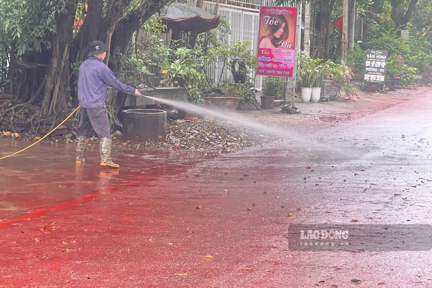 노동 신문 보도 후 Luu Xa 역 도로로 넘쳐나는 붉은 액체를 수거하고 처리합니다. 사진: PV 그룹.
