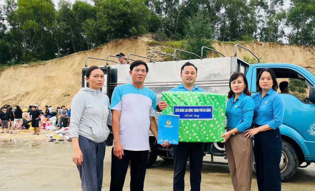 Leaders of the Da Nang City Labor Federation presented gifts to the forces on duty to prevent natural disasters, landslides, flash floods... Photo: Da Nang Labor Union