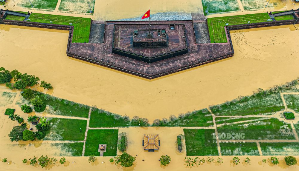 Nuoc tren cac Ho Thanh Hao (Kinh thanh Hue) dang cao tro lai tu chieu toi 2.11.