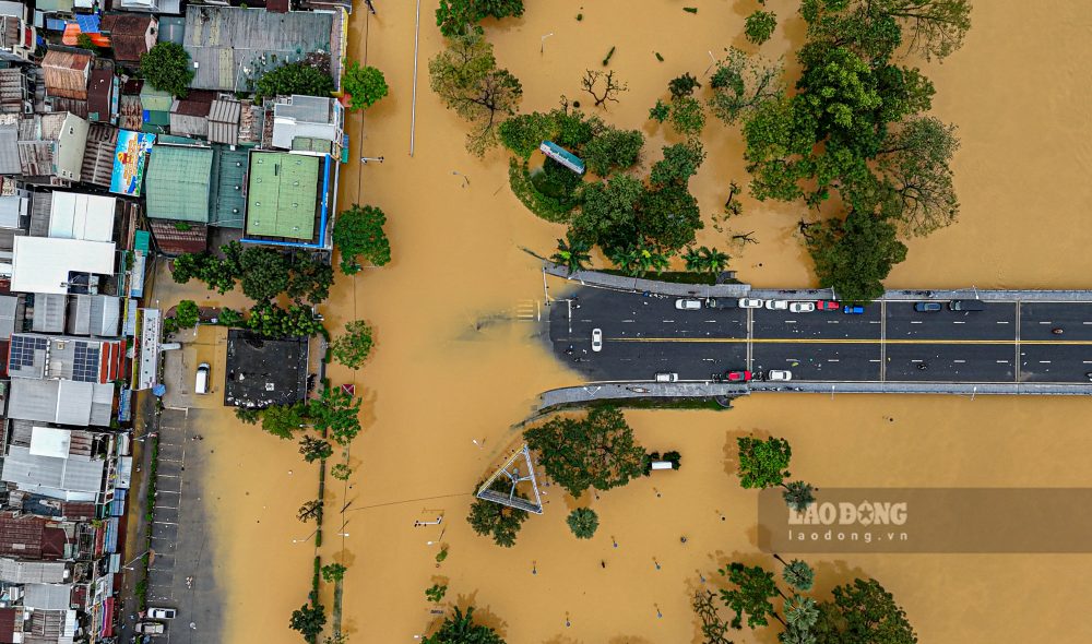 Dau cau Phu Xuan (doan phia Bac) nghap sau, giao thong te liet.