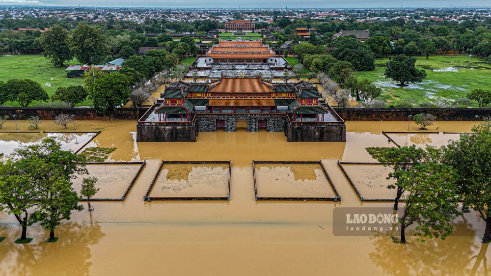 Quang truong Ngo Mon van ngap trong “bien nuoc” du tu khoang 13h chieu den 18h, trung tam thanh pho Hue khong co mua.