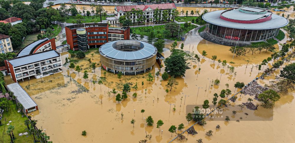 Nuoc lu bao vay nha hat song Huong.