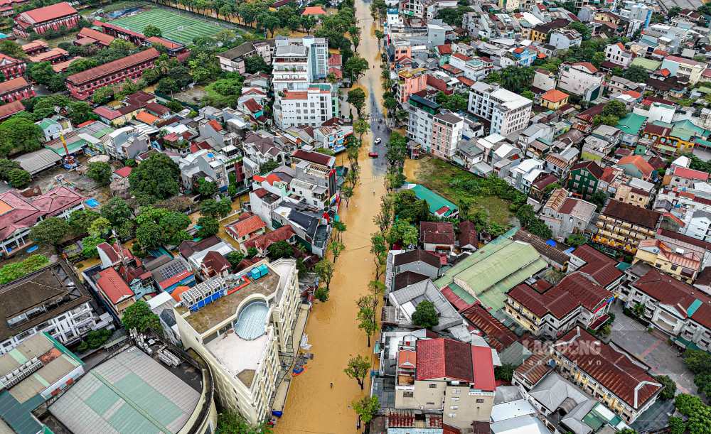 Nhieu tuyen duong o trung tam thanh pho van bi ngap sau, nguoi dan di chuyen kho khan, phuong tien chet may la liet.