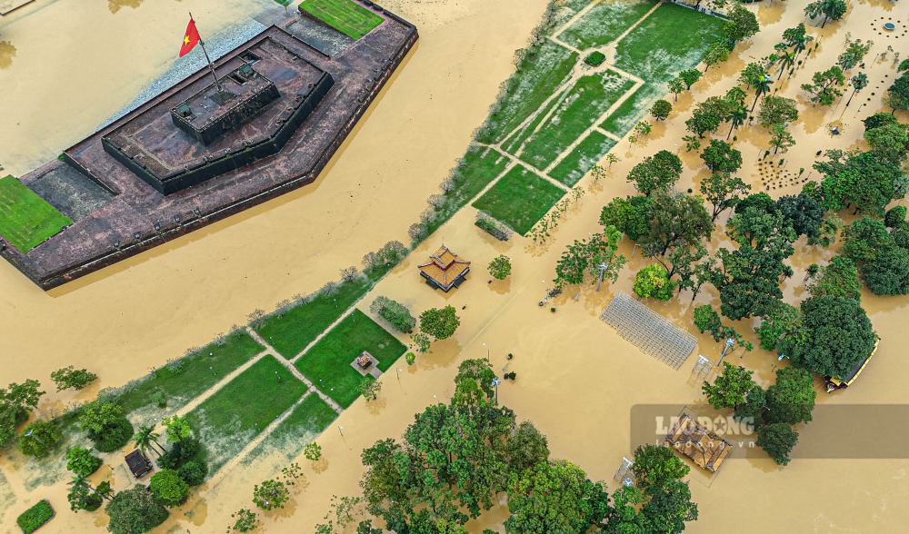 Hue city was flooded with floodwater 3 times in a row in just over a week. Photo: Nguyen Luan