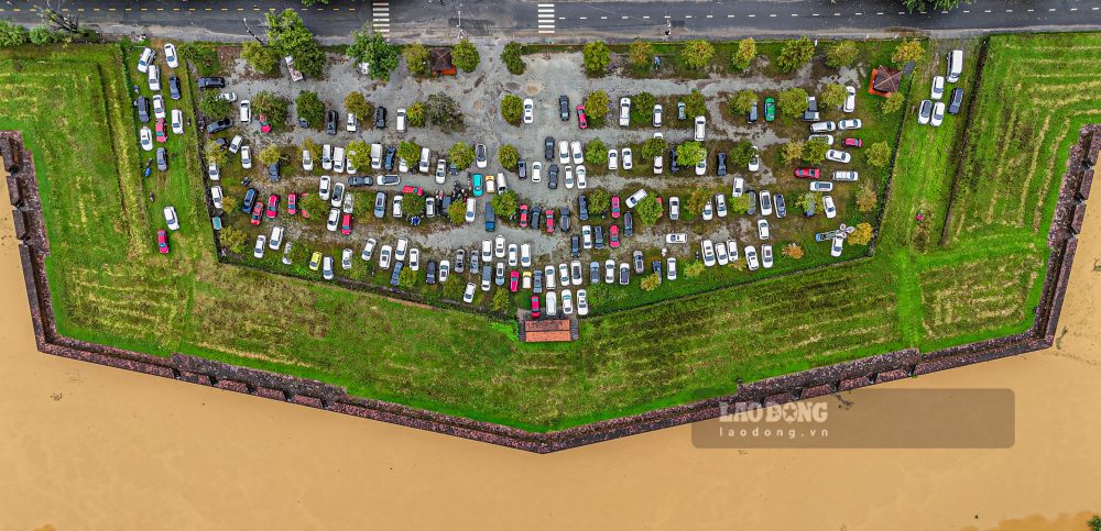 Hang tram phuong tien cua nguoi dan duoc dua len di tich Eo Bau de tranh lu. 