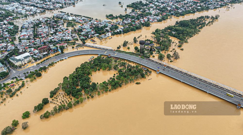 Hai tau cho da ngan lu cuon cau duong sat tren Con Da Vien duoc huy dong tro lai.