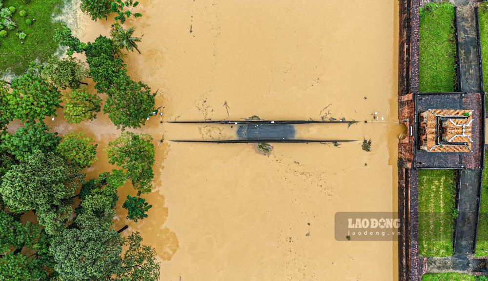 Nhieu cua vao Hoang Thanh Hue bi lu nhan chim. 