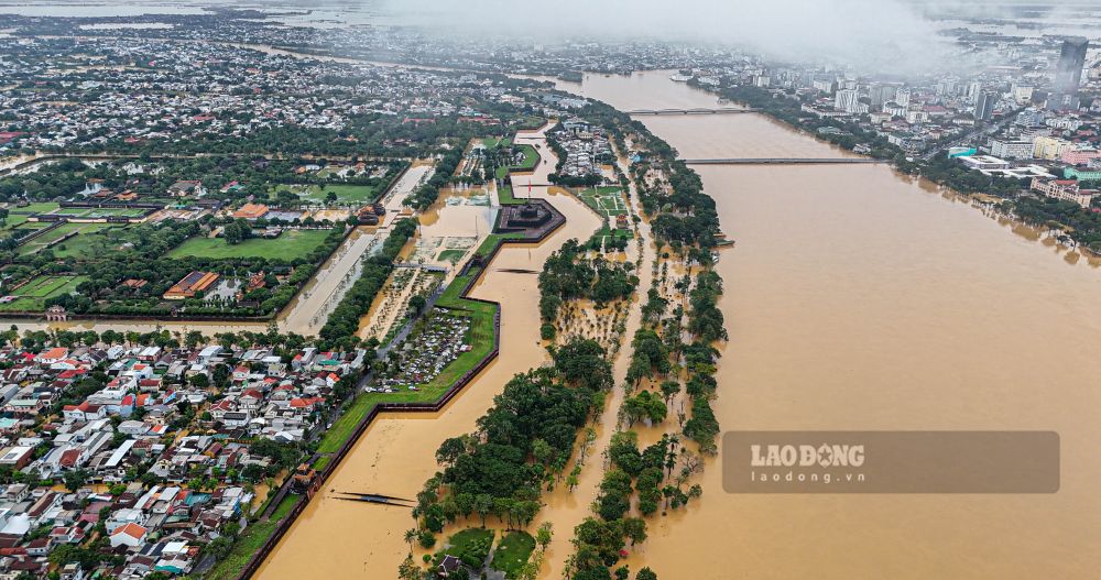 Chieu 3.11, muc nuoc tren song Huong co giam, nuoc tren nhieu truyen duong co dau hieu rut dang ke. 