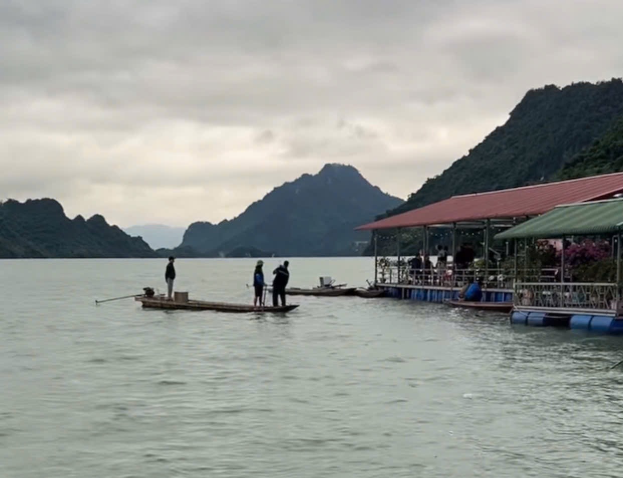 The area of Hoa Binh Lake, where the incident occurred, where a young man is suspected of missing in the water. Photo: Provided by the people