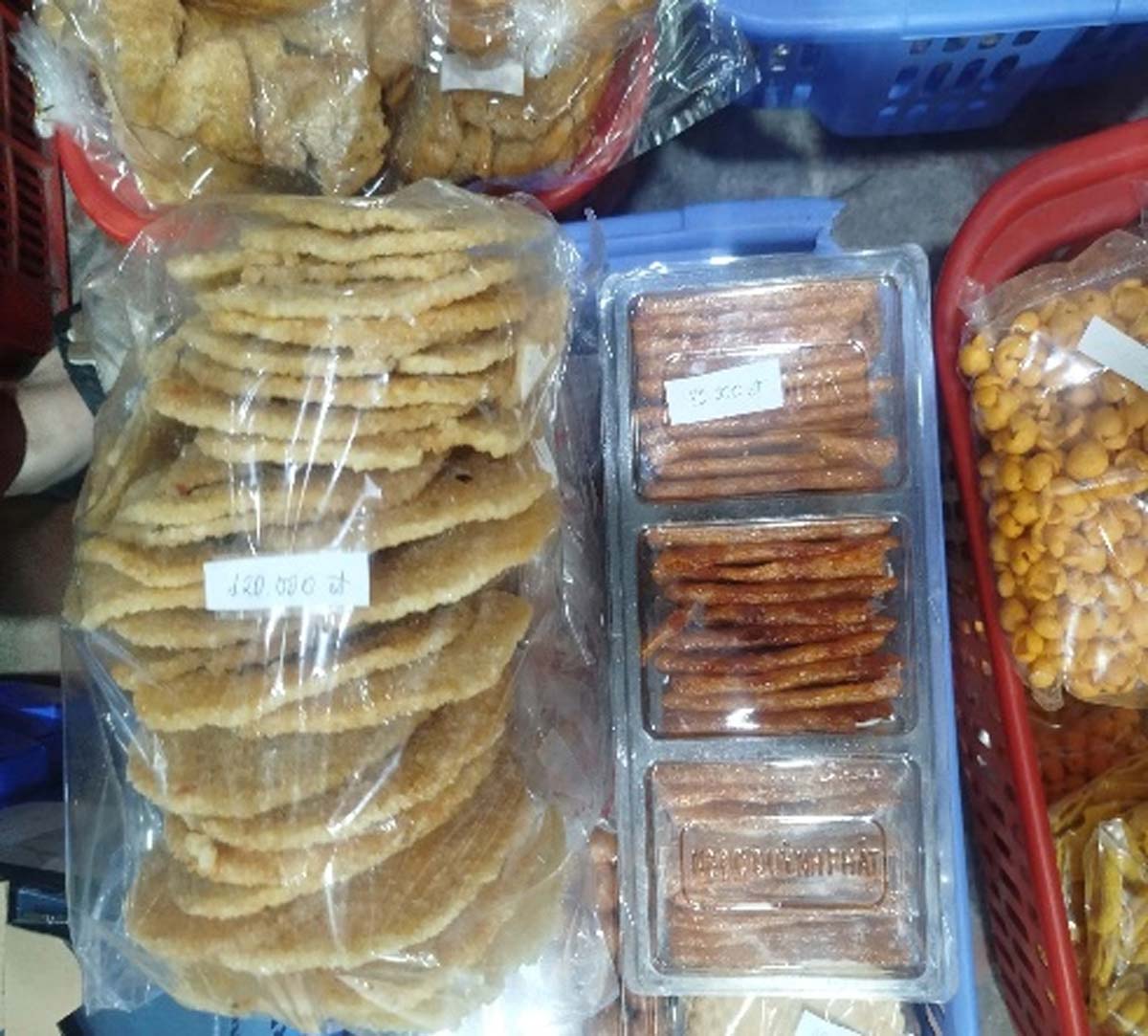 The violating goods were forced to be destroyed. Photo: Ninh Binh Province Market Management Department