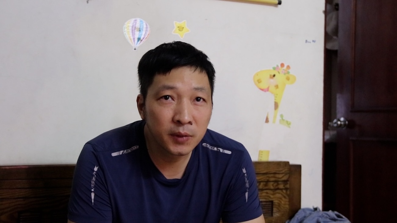 Anh Ta Ngoc Thao, mot cong nhan dang lam viec tai khu cong nghiep Thang Long lo lang khi nop ho so mua nha o xa hoi. Anh: My Linh