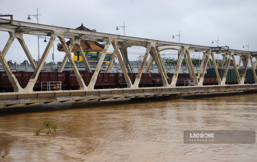 Stone-carried ships are mobilized to continue guarding Bach Ho Bridge and Da Vien Bridge. Photo: Nguyen Luan