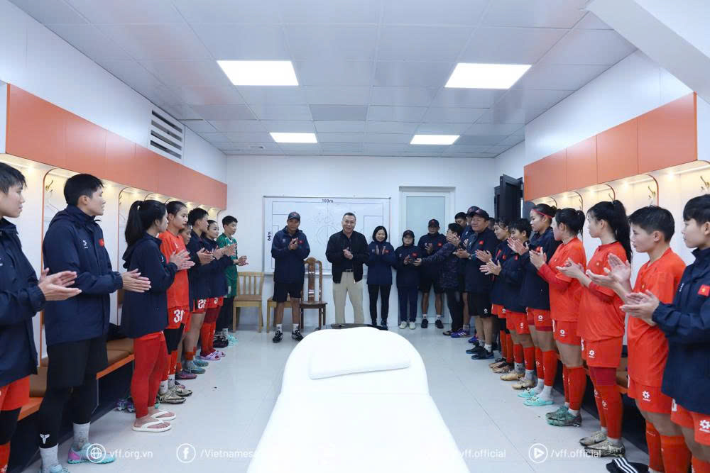 Chu tich VFF Tran Quoc Tuan phat bieu tai buoi gap go. Anh: VFF