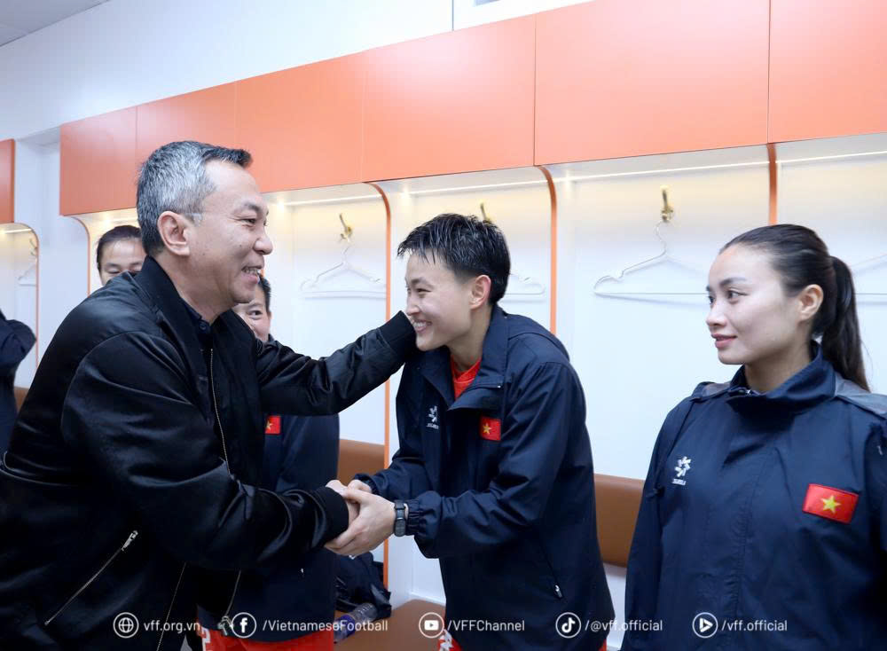 Chu tich VFF dong vien cac cau thu. Anh: VFF