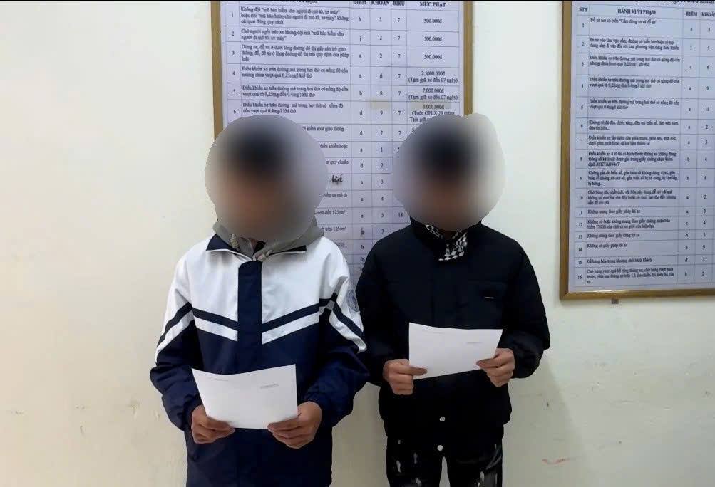 Two students in Cao Bang were handled after speeding up to flee from traffic police. Photo: Cao Bang Police