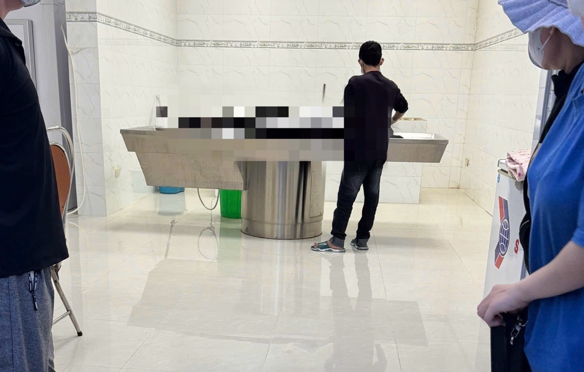 Cơ quan chức năng điều tra vụ người phụ nữ tử vong trong nhà nghỉ. Ảnh: Duy Tuấn 