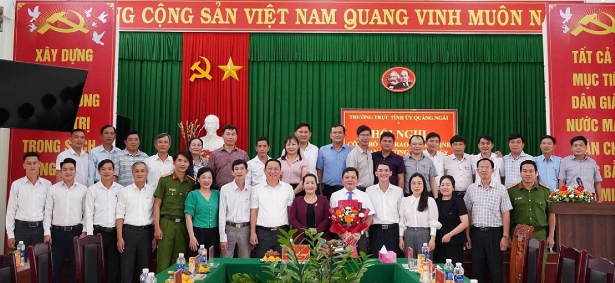 Lanh dao tinh Quang Ngai va xa Ba Gia chuc mung ong Vo Xuan Hoa nhan nhiem vu moi. Anh: Vien Nguyen