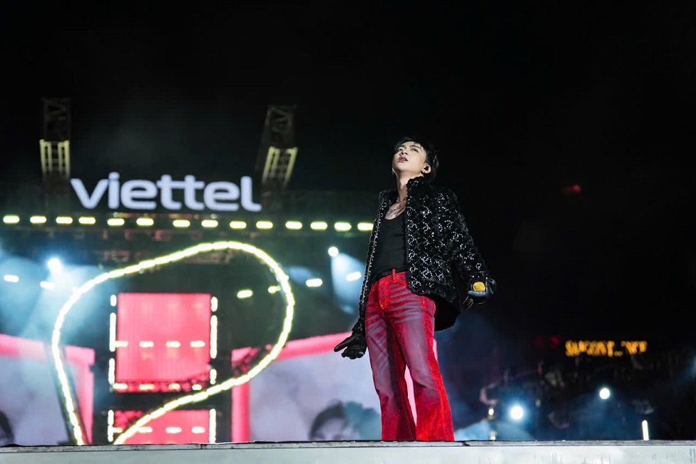 SOOBIN “thieu dot” bau khong khi dem dien