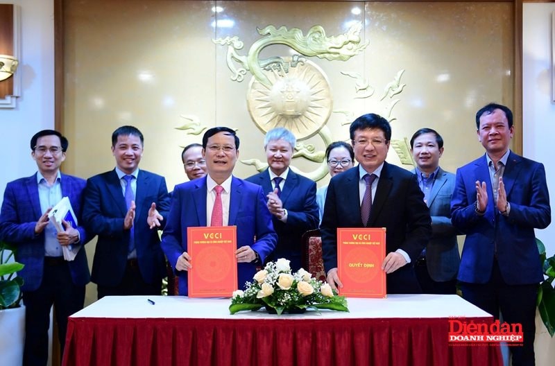  Sau Hoi nghi, nguyen Chu tich VCCI - Pham Tan Cong va tan Chu tich VCCI - Ho Sy Hung da ky ket ban giao cong viec.
