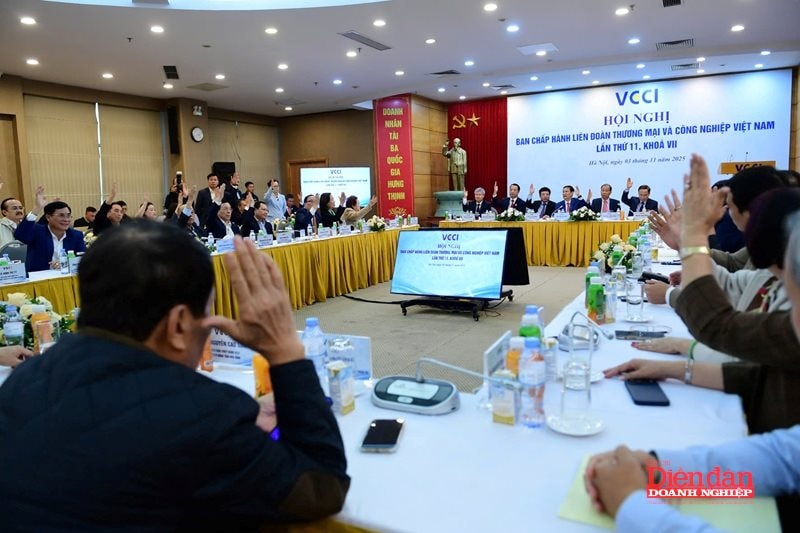  Cac dai bieu tham gia bieu quyet kien toan nhan su lanh dao Ban Chap hanh VCCI khoa VII.