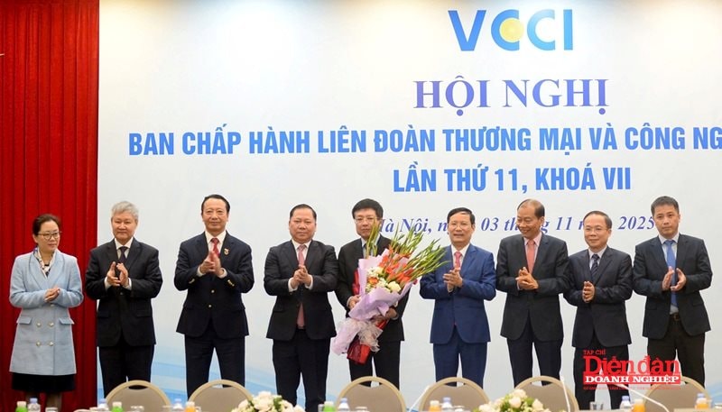  Dong chi Nguyen Phi Long - Uy vien du khuyet TU Dang, Pho Bi thu Dang uy Mat tran To quoc, cac doan the Trung uong va Ban Thuong truc tang hoa chuc mung tan Chu tich VCCI Ho Sy Hung tren cuong vi moi