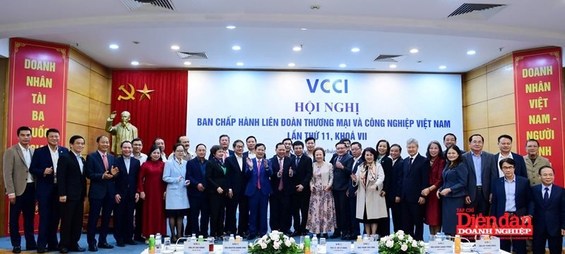  Lanh dao Dang uy Mat tran To quoc, cac doan the Trung uong, cung dai dien Ban Chap hanh chup anh luu niem cung tan Chu tich VCCI - Ho Sy Hung