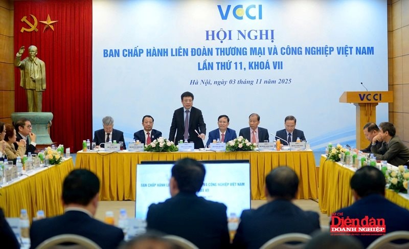  Chu tich VCCI Ho Sy Hung dieu hanh Hoi nghi tren cuong vi moi.
