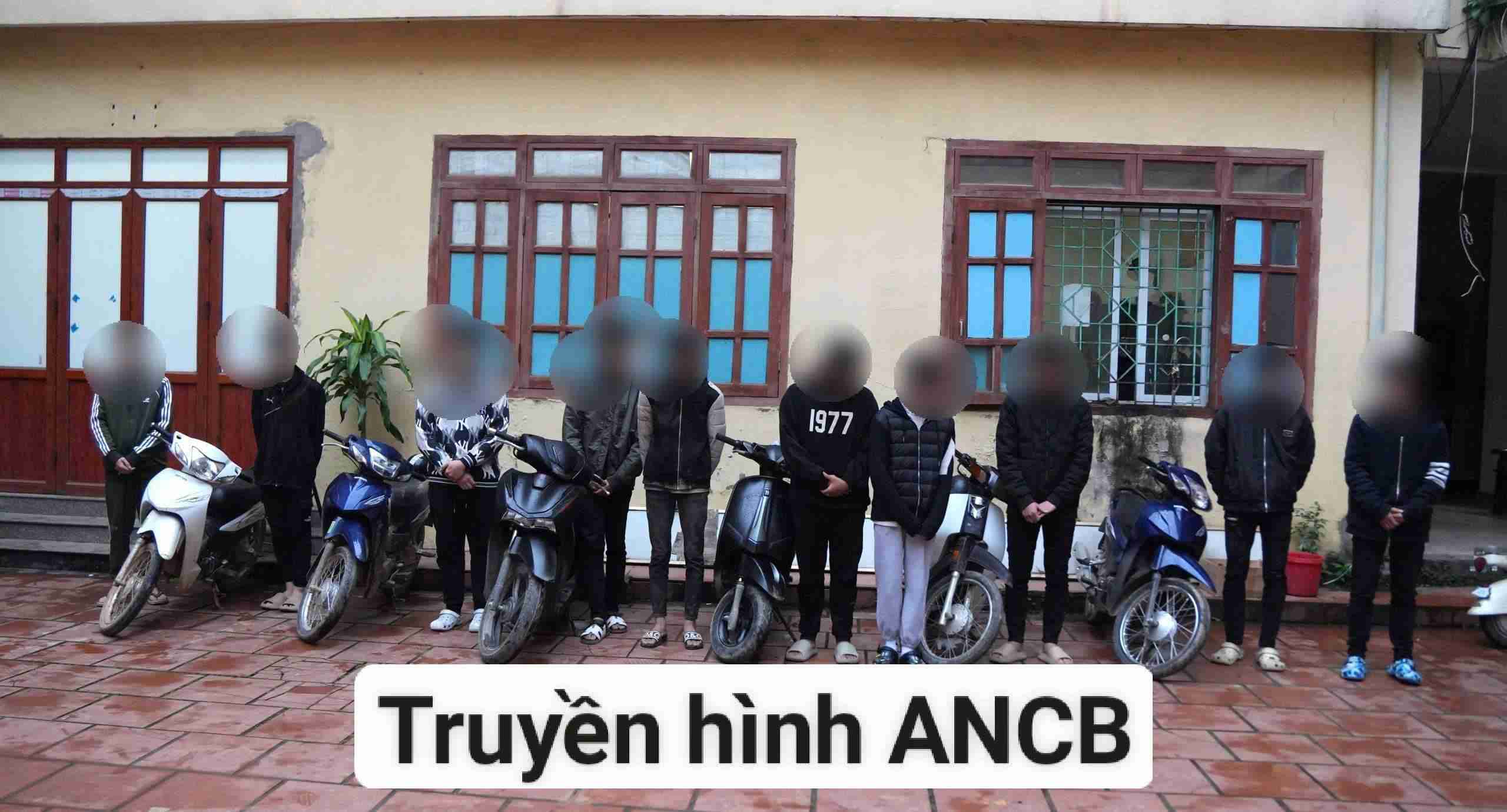 2 nhóm thiếu niên ở Cao Bằng đã để sẵn hung khí bên sông để chuẩn bị hỗn chiến. Ảnh: Công an Cao Bằng